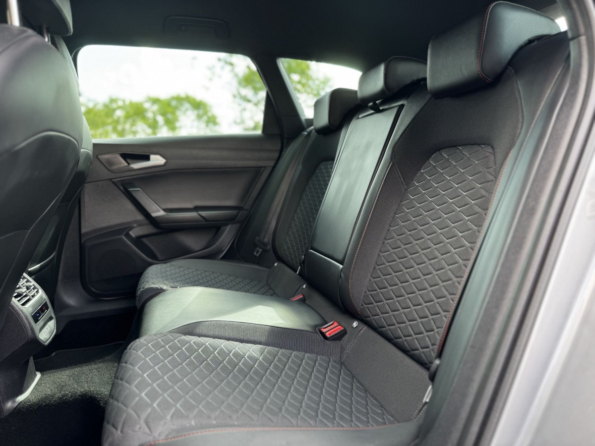 SEAT Leon Sportstourer 1.5 eTSI 150PK FR Business Intense Automaat